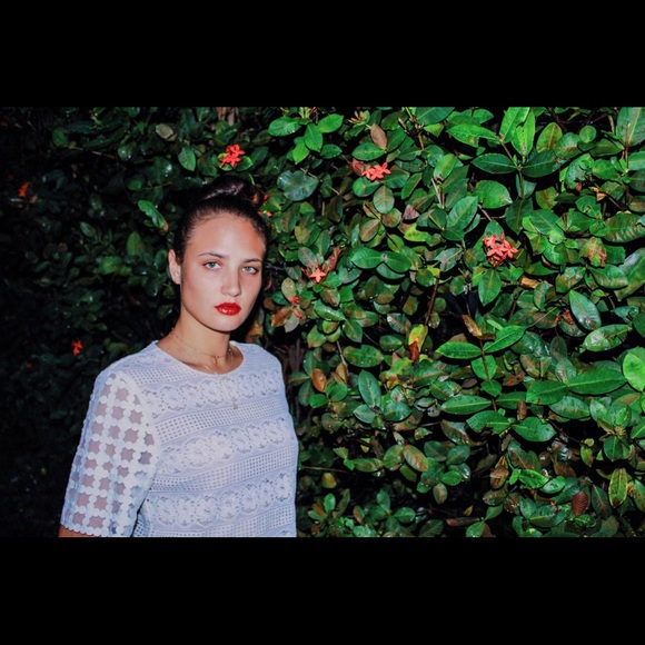 White laced sophistocated T-shirt - Picture 2 of 3